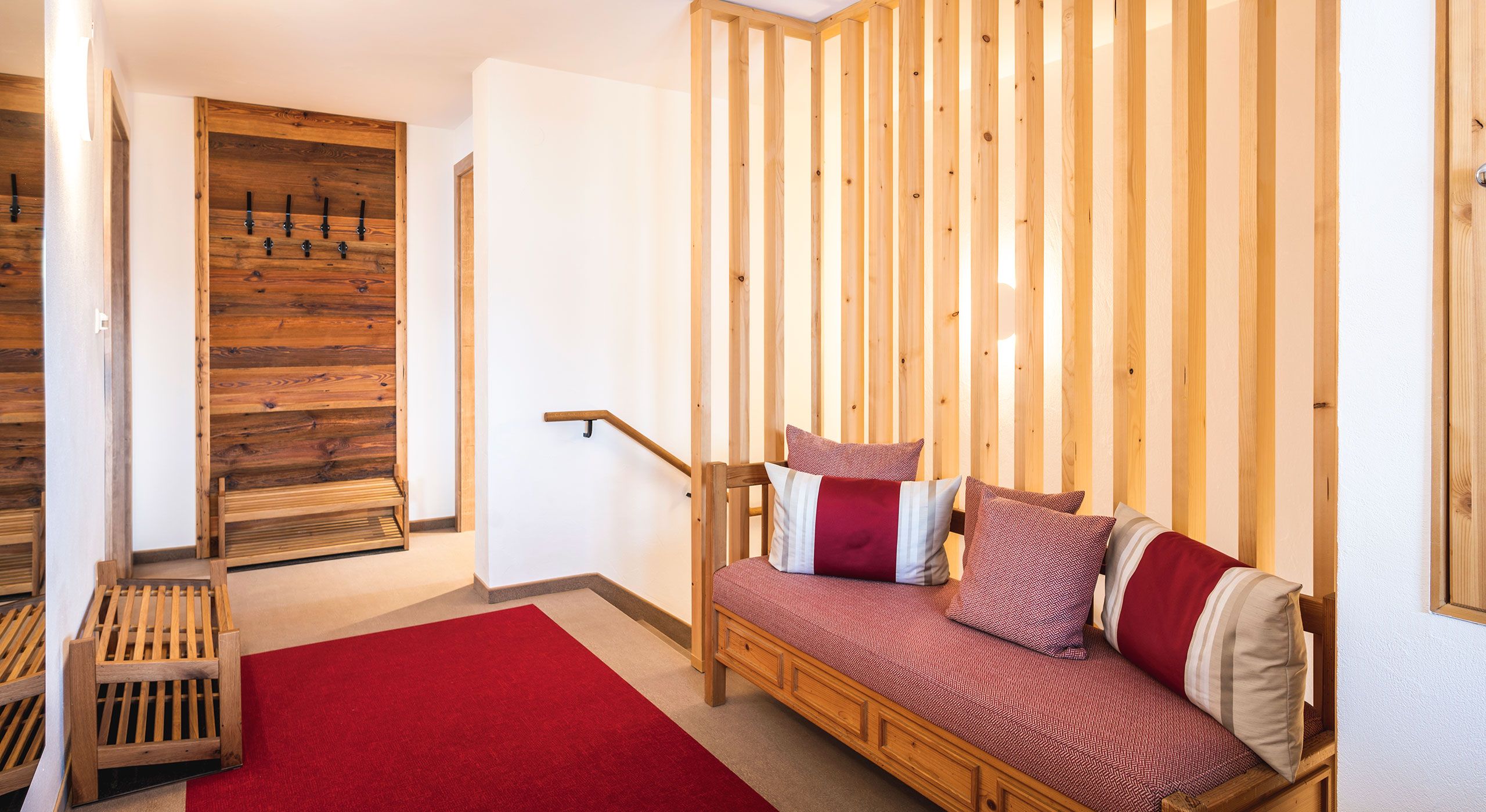 Garderobe, Sitzbank und Schuhregal