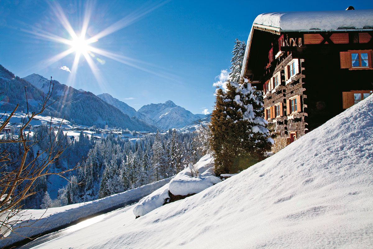 Kleinwalsertal im Winter, sonniges Wetter, verschneite Landschaft, Blick auf den Widderstein