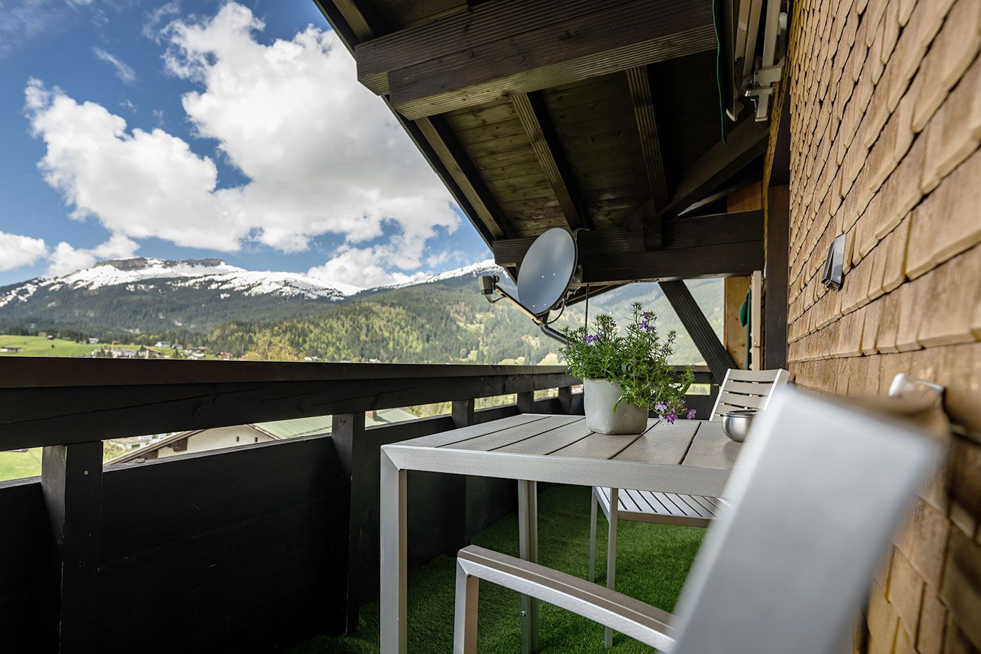 Aussicht vom Balkon auf die Berge mit Tisch und Stühlen - Apartment 4