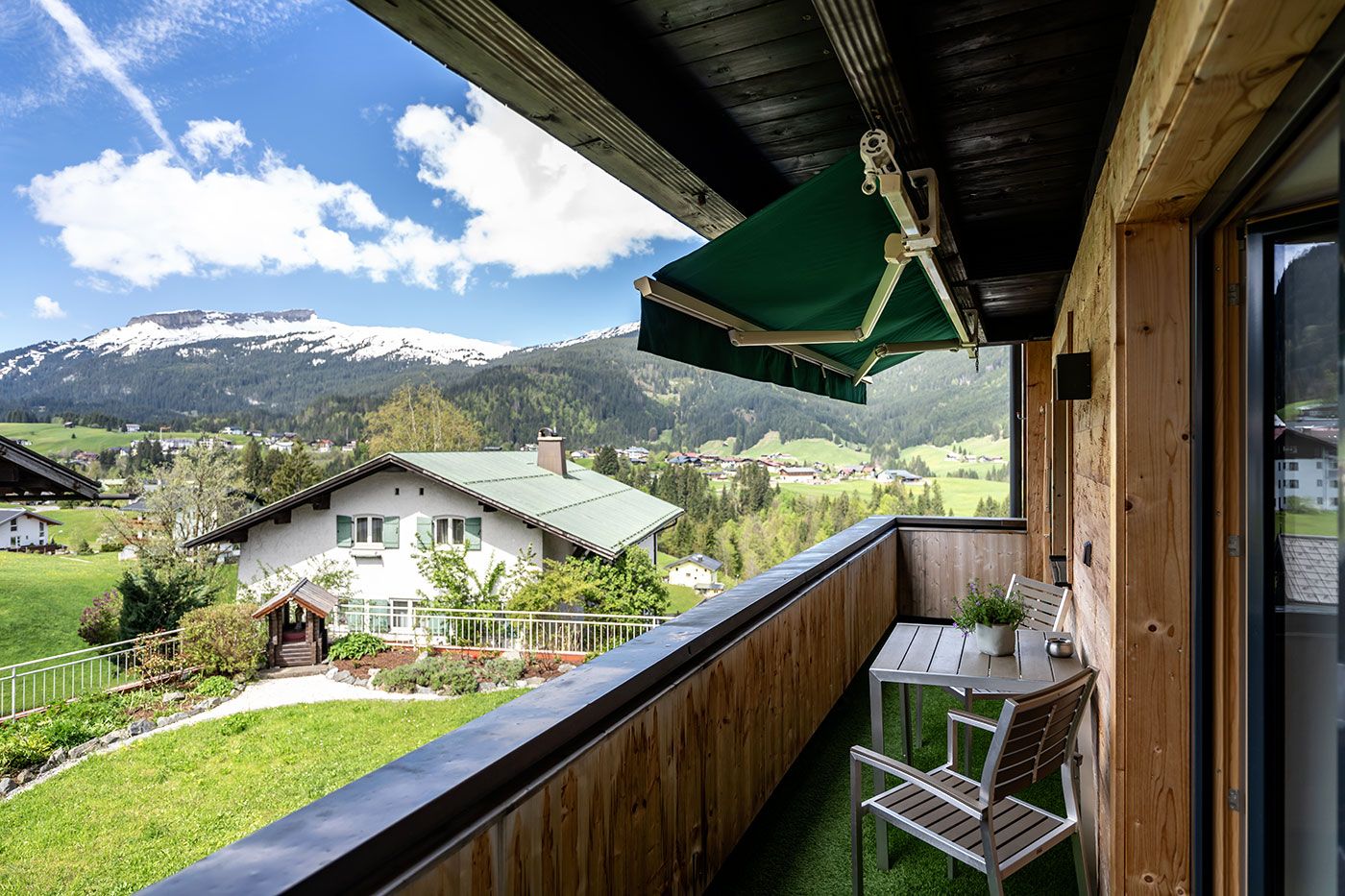 Aussicht vom Balkon auf die Berge (Ifen) mit Tisch und Stühlen - Apartment 2
