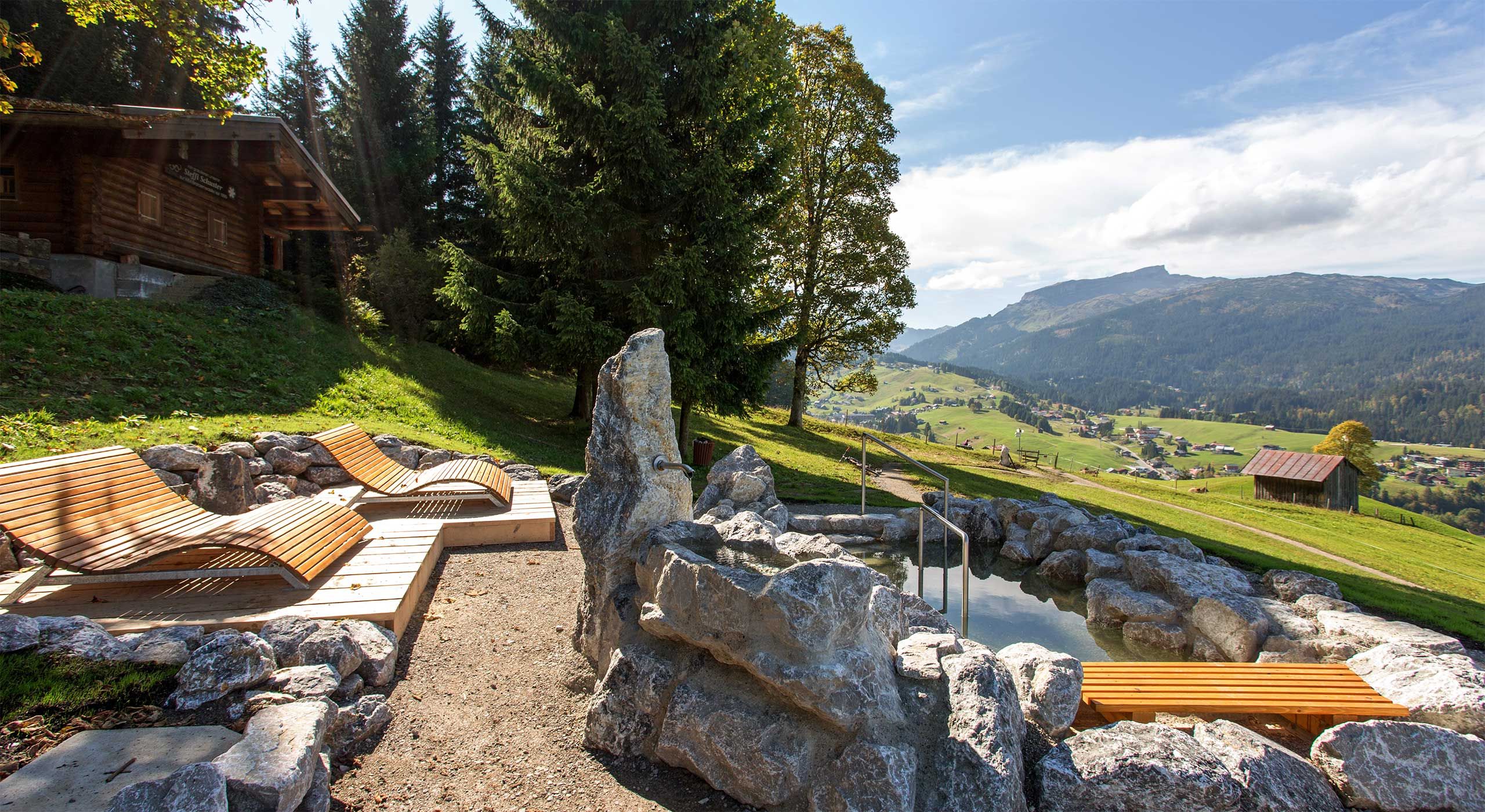 Kleinwalsertal im Sommer, Wassertretbecken, Liegen, Blick auf die Berge