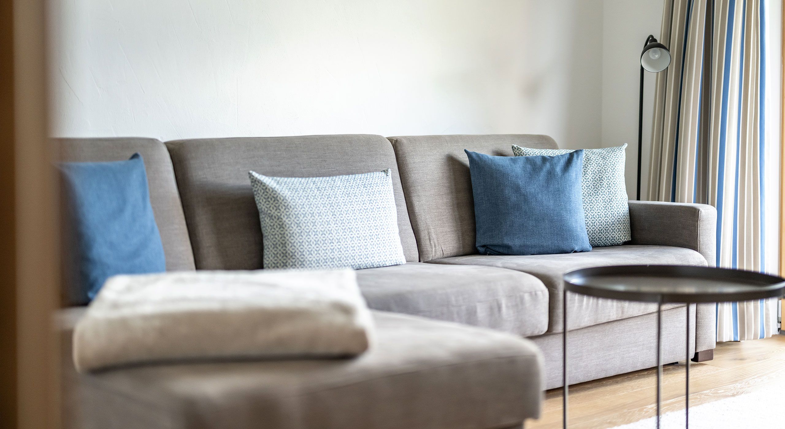 Helles Wohnzimmer mit Couch