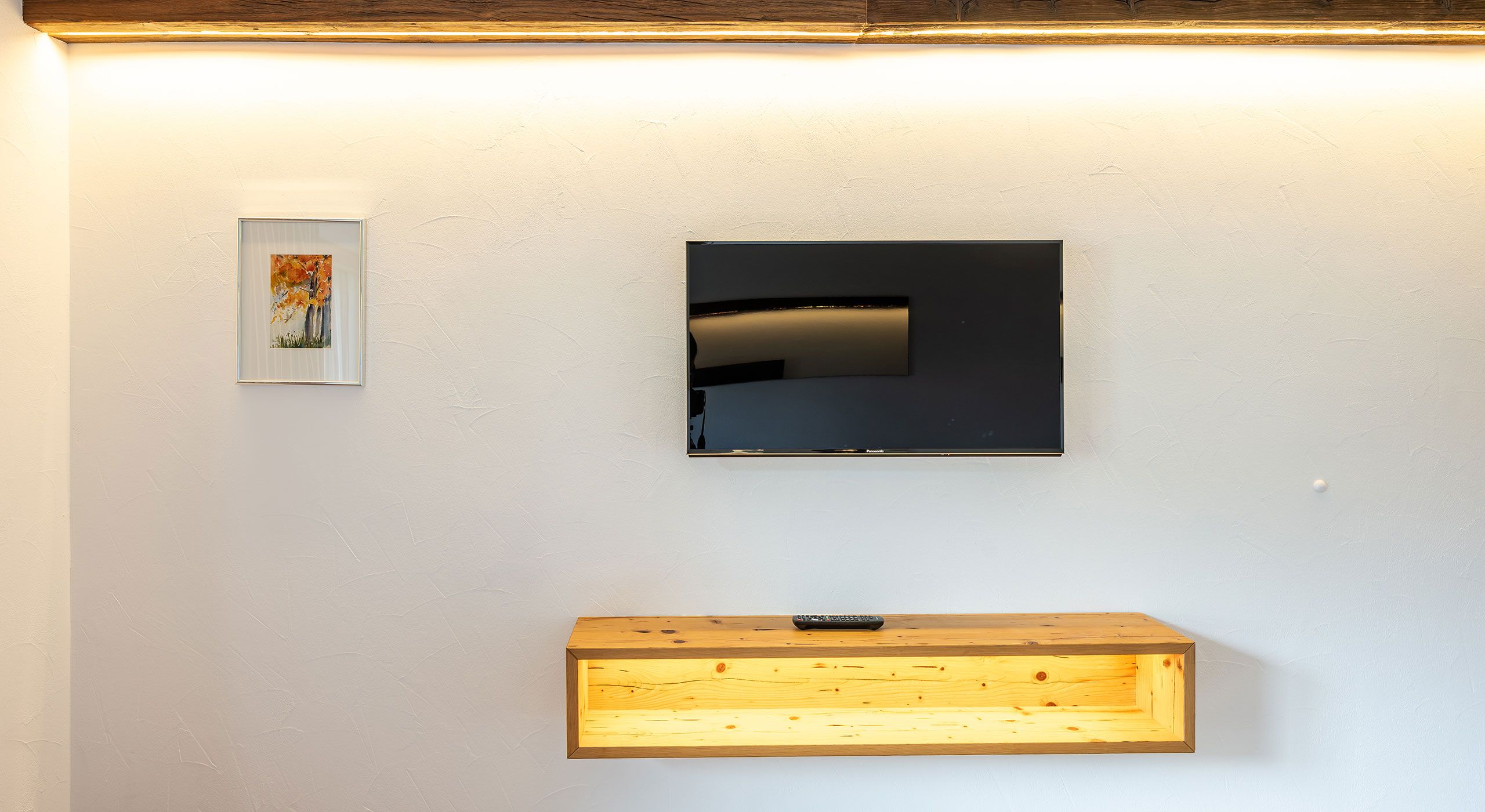 Tv mit Fernbedienung und Ablage