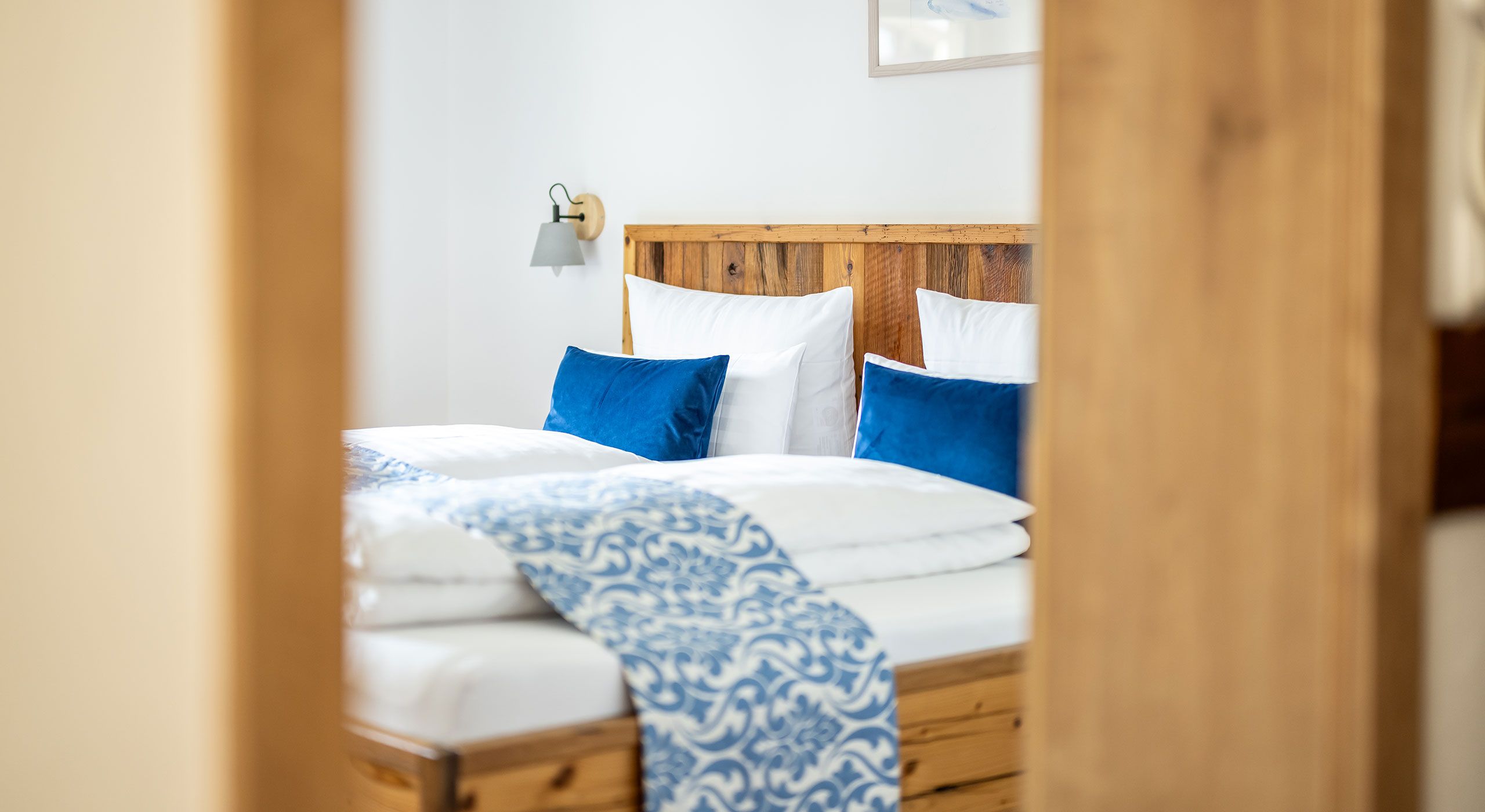 Blick ins Schlafzimmer mit Doppelbett des Apartments 1