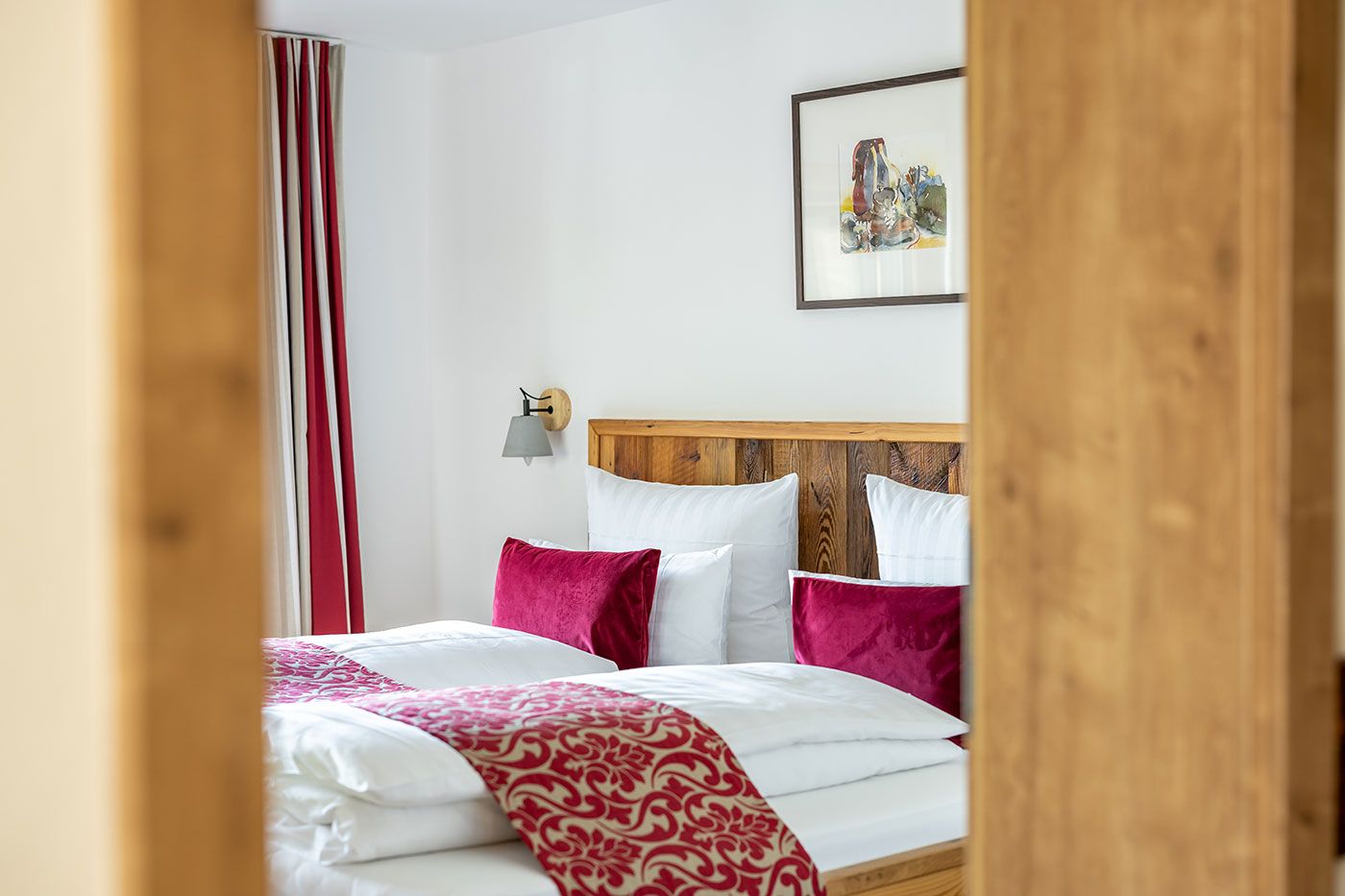 Blick ins helle Schlafzimmer mit Doppelbett