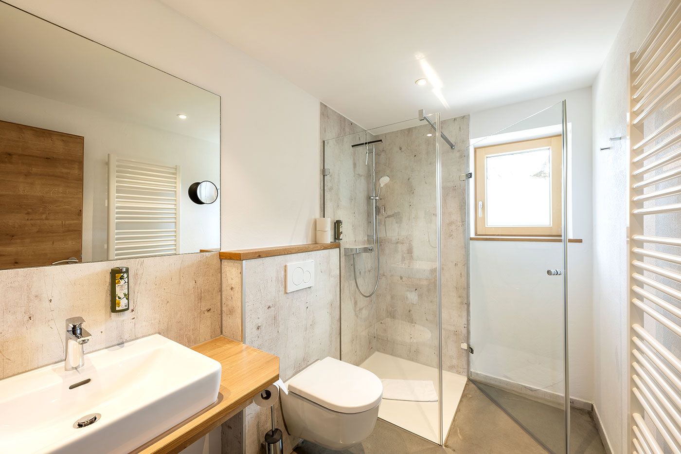 Apartment 1 - Badezimmer mit Waschbecken, WC, begehbarer Dusche und Fenster